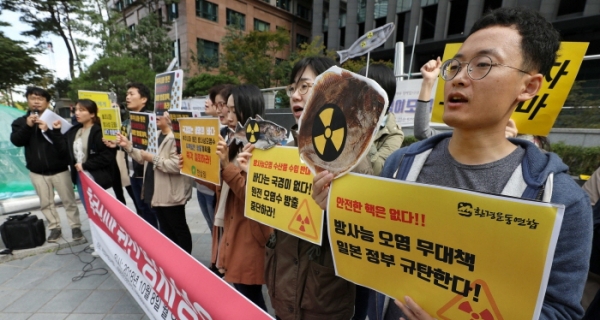 환경단체 회원들이 일본대사관 앞에서 후쿠시마 원전 방사성 오염수 바다 방출 규탄 및 일본산 수입수산물규제 WTO 제소 취하를 촉구하는 집회를 하는 모습.