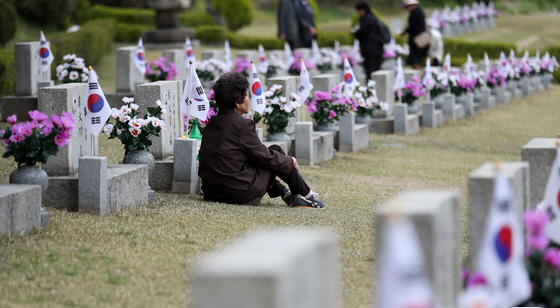 4.19혁명 제 59주년인 19일 오전 서울 강북구 국립 4.19 묘지를 찾은 유가족이 묘소 앞에서 생각에 잠겨있다.