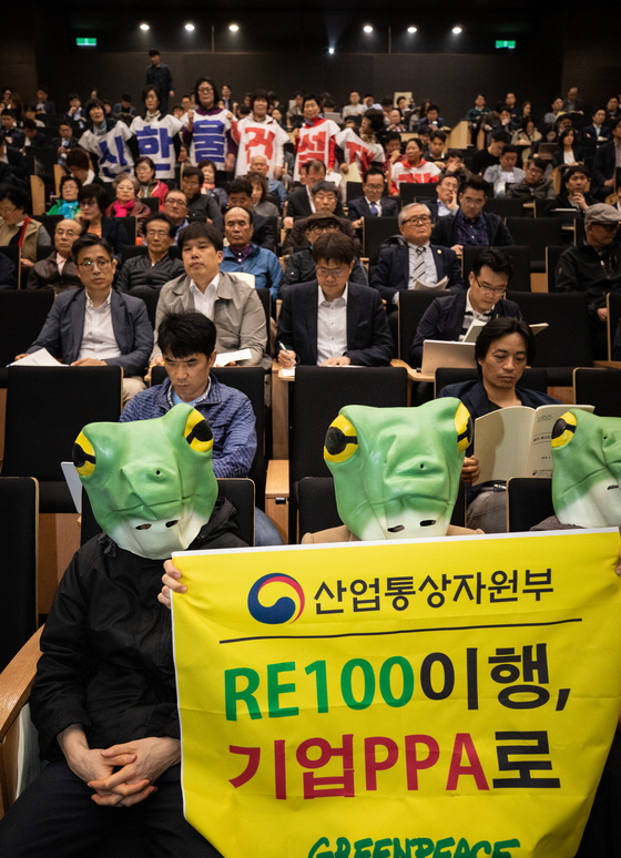 환경단체 그린피스 활동가들이 19일 서울 강남구 코엑스 컨퍼런스룸에서 열린 제3차 에너지기본계획 공청회에 청개구리 마스크를 쓰고 참석, 기업PPA 도입을 촉구하고 있다. 뒤로는 원전 건설에 찬성하는 울진 주민들이 신한울 원전 건설재개를 촉구하고 있다. PPA는 기업이 직접 전력을 구매할 수 있는 전력수급계약제도로, 온실가스와 미세먼지 감축을 위해 기업이 안정적으로 친환경 재생에너지 전력을 구매할 수 있는 여건이 된다. 뉴스1