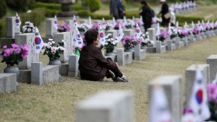 4.19혁명 제 59주년인 19일 오전 서울 강북구 국립 4.19 묘지를 찾은 유가족이 묘소 앞에서 생각에 잠겨있다.
