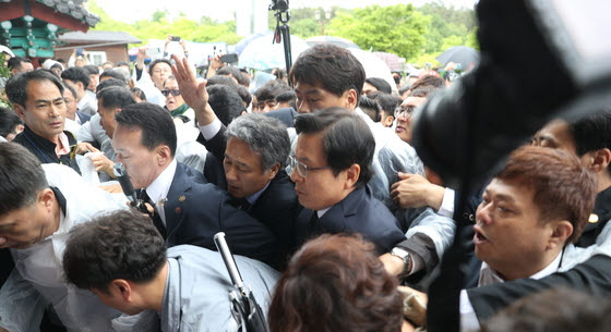 황교안 자유한국당 대표가 18일 5.18민주화운동 39주년 기념식에 참석하기 위해 국립5.18민주묘지 입구를 들어서려다 시민들로부터 거센 항의를 받고 있다. 뉴스1