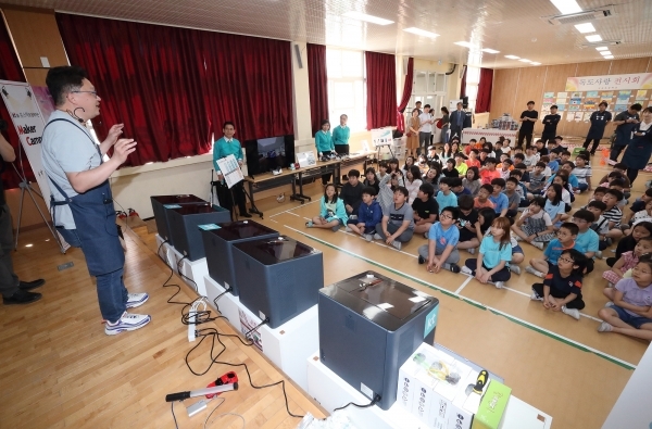 23일 울릉도 저동초등학교 학생들이 3D프린터를 활용한 반지 만들기 강연을 듣고 있다. KT 제공