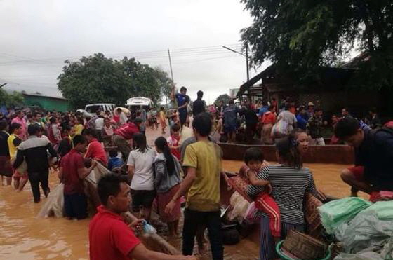 지난해 라오스 댐 붕괴 사고 당시 피해지역 이재민들의 모습. 뉴스1