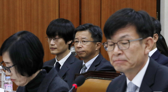이해진 네이버 창업자(글로벌 투자책임자, 뒷줄 왼쪽 첫번째)가 31일 오후 서울 여의도 국회에서 열린 정무위원회 종합 국정감사에 증인 출석하고 있다. 앞줄 오른쪽은 김상조 공정거래위원장.