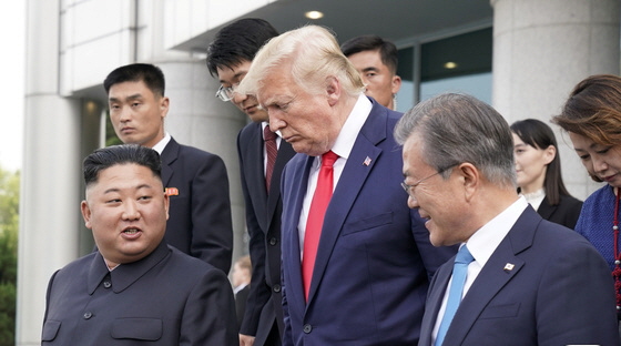 문재인 대통령과 도널드 트럼프 미국 대통령, 김정은 북한 국무위원장이 30일 오후 회동을 마친 후 판문점을 나서고 있다. 로이터=뉴스1