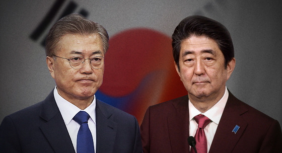 문재인 대통령(왼쪽)과 아베 신조 일본 총리. 뉴스1